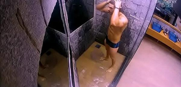  BBB18 - Lucas tomando banho e volume na cueca branca - Insta @musculoduroblog 